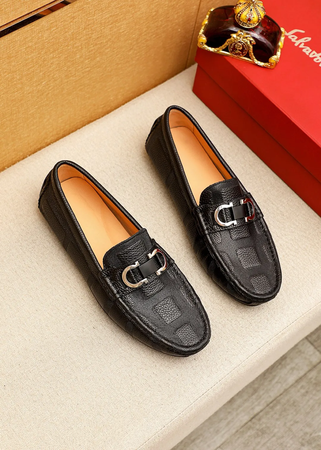 Men's shoes 💰360 💐 Product trademark: Ferragamo "Ferragamo" bean shoes Regular size: 38-44 (45.46🉑️customized) Product materials: Selected imported calfskin embossed upper + classic hardware buckle, imported pig leather lining. Strong three-dimensional visual effect, original outsole color: 1⃣️color optional